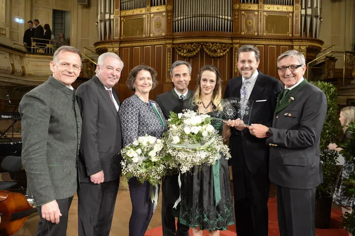 Spartenobmann Hermann Talowski, Landeshauptmann Hermann Schützenhöfer, Bundesspartenobfrau Renate Scheichelbauer-Schuster, der Grazer Bürgermeister Siegfried Nagl, Meisterin des Jahres Yvonne Graßhoff, WKO-Präsident Harald Mahrer und der steirische WK-Präsident Josef Herk