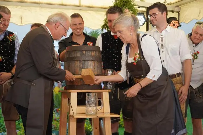 Stadtpfarrer Ernst Windbichler und Vizebürgermeisterin Angelika Hinteregger nahmen den traditionellen Bieranstich vor. 