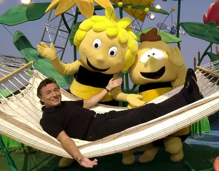 Wer liegt da faul in der Hängematte? Der tschechische Schlagerstar Karel Gott mit Maja und Willi