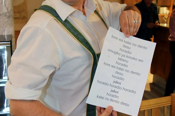 Als Gastgeber Markus Kern versuchte, den weltbekannten „Steirischen Brauch“ der Kern Buam in japanischer Sprache zu singen, konnten selbst die Musikanten nur mit Mühe ein Lachen unterdrücken.  
