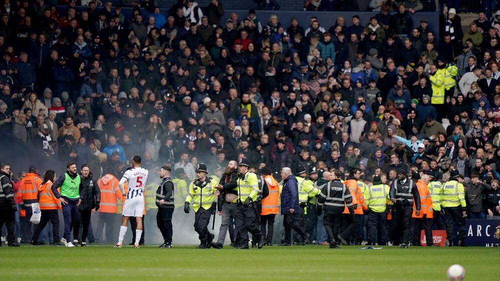 Im Spiel zwischen West Bromwich Albion und Wolverhampton kam es zu Tumulten auf den Rängen