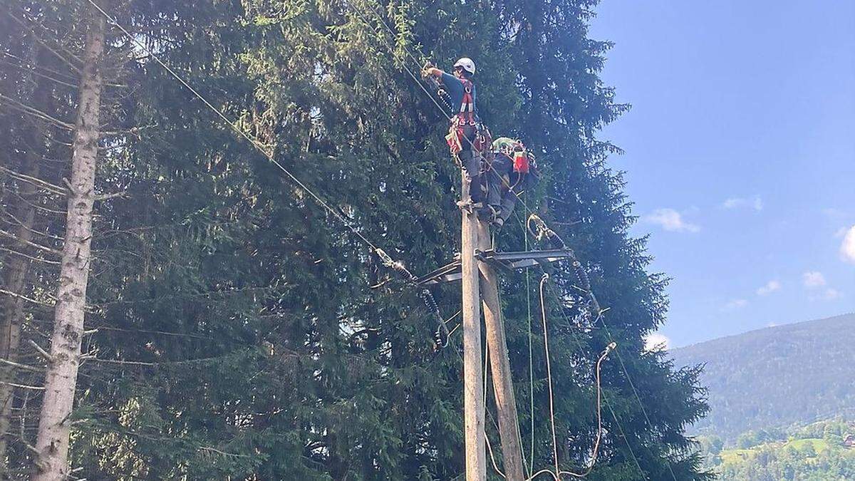 Unter Hochdruck arbeiten die Monteure in den Krisengebieten an den Leitungen