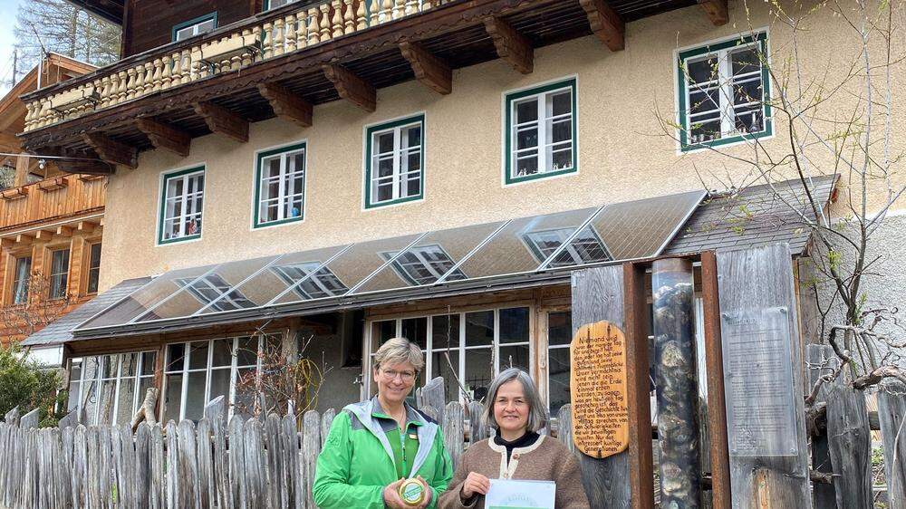 Nationalparkdirektorin Barbara Pucker mit Angelina Pucher vom Sturm-Archehof in Heiligenblut 