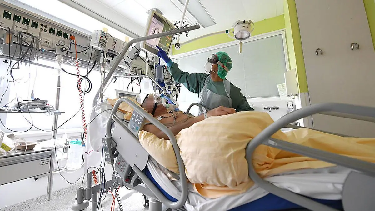 ABD0082_20201127 - WIEN - ÖSTERREICH: ++ THEMENBILD ++ Illustration zum Thema Corona: Intensivstation / Covid-Station / Intensivbetten. Im Bild: Ein Patient auf der Intensivstation des Universitätsklinikums Tulln aufgenommen am Freitag, 27. November 2020. - FOTO: APA/HELMUT FOHRINGER