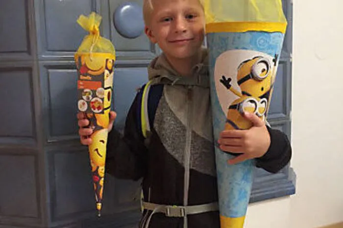 Mit gleich zwei bunten Schultüten wurde Yannik Kohlhofer für seinen ersten Schultag ausgestattet. So konnte ihm der Start in einen neuen Lebensabschnitt nur Spaß machen. Er freut sich schon auf die schöne Zeit in der Schule.