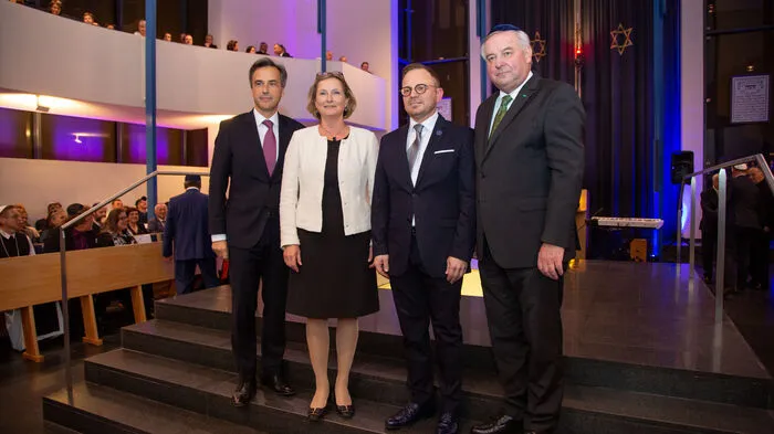 Zu dem Gedenkakt gekommen waren neben der jüdischen Gemeinde Graz, Vertreter der Religionsgemeinschaften und der Politik. Präsident Elie Rosen begrüßte unter anderem Bürgermeister Siegfried Nagl, Landtagspräsidentin Bettina Vollath und Landeshauptmann Hermann Schützenhöfer.