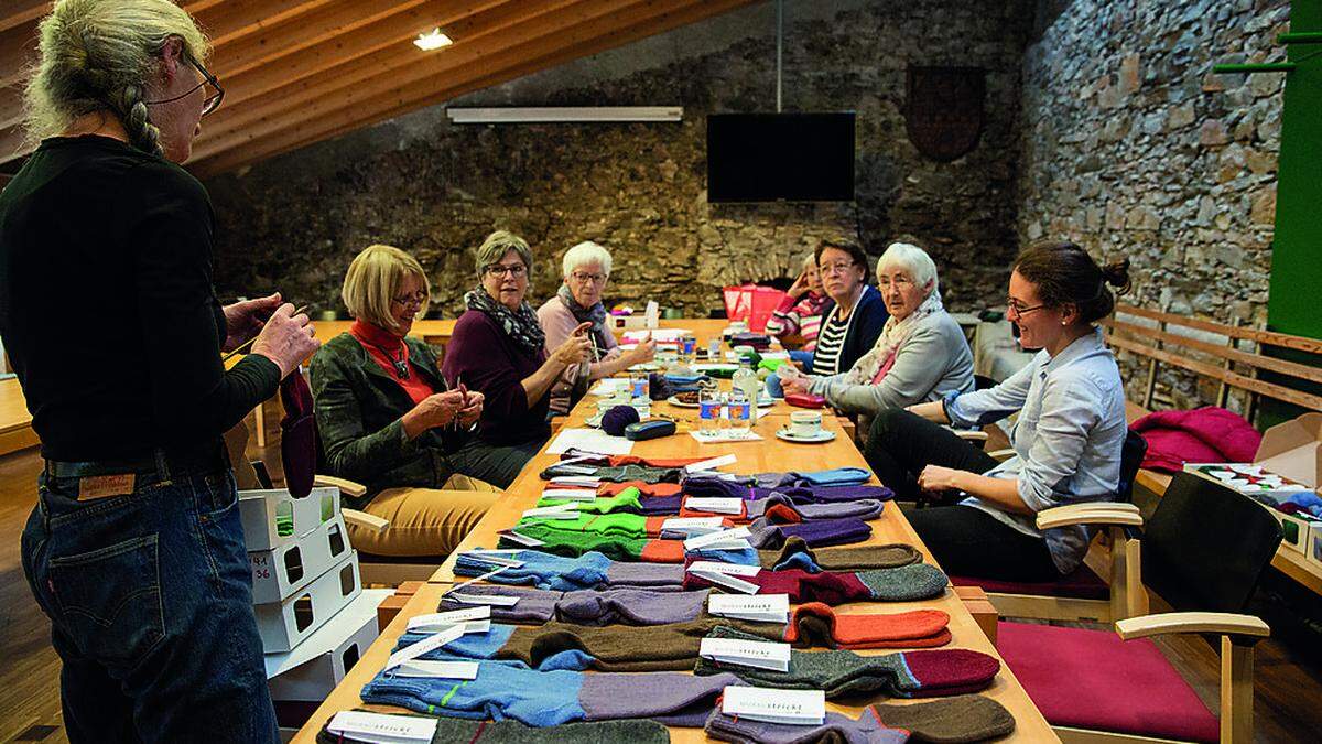 Die Strickerinnen sind zwischen 40 und 80 Jahren, Ulrike Vonbank-Schedler (links) leitet das Projekt