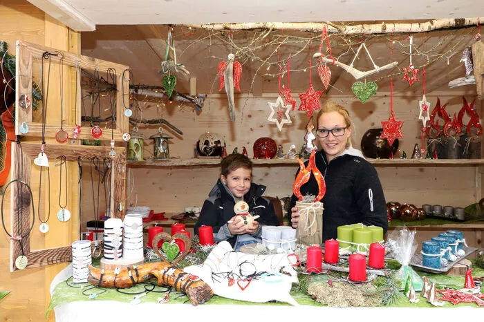 Selbstgemachten Schmuck und Keramikkunstwerke gibt es Karoline Rogatsch mit Sohn Elias Rogatsch (5 Jahre) aus Bodensdorf am Ossiacher See.