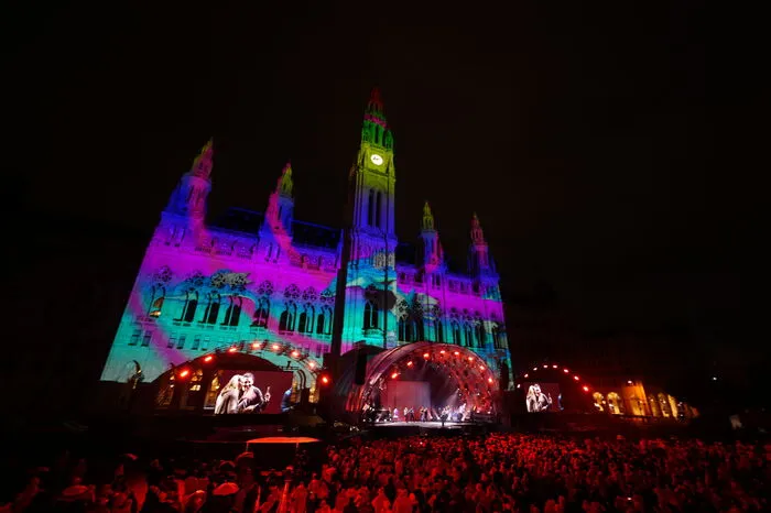 Schon von weitem war die mit Visuals knallbunt bespielte Fassade des Wiener Rathauses zu sehen.