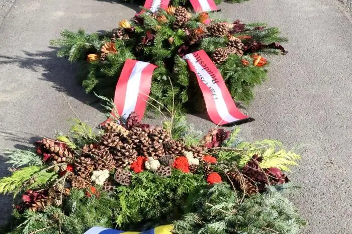 Mit der Kranzniederlegung ging die militärische Allerseelenfeier am Soldatenfriedhof zu Ende. 