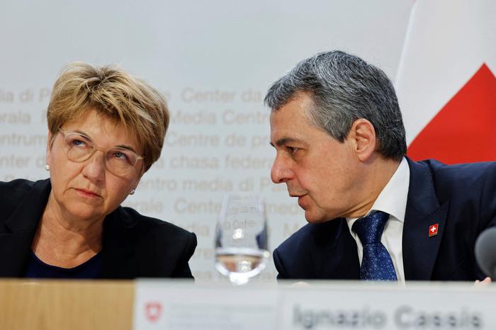 Die Schweizer Präsidentin Viola Amherd und Außenminister Ignazio Cassis bei einer Pressekonferenz im Vorfeld der vom neutralen Land organisierten Friedenskonferenz 