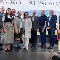 Verantwortungsträger für die Murtalbahn und Ehrengäste bei der Feier am Bahnhof in Murau, in Bildmitte LR Claudia Holzer