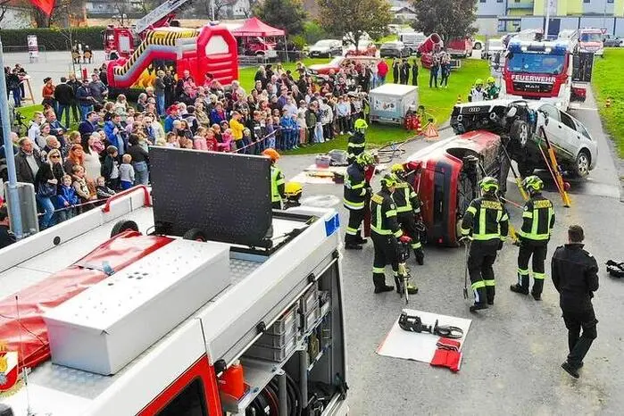 Um sich der Öffentlichkeit zu präsentieren, laden die Mitglieder der FF Mooskirchen zwei Mal im Jahr zu großen Veranstaltungen: Bereits legendär ist der Feuerwehrball „Fire & Ice“ am ersten Februar-Samstag. Und zusätzlich werden an einem Sonntag im Oktober die Feuerwehr-Tore geöffnet. Am vergangenen Wochenende war es wieder so weit: Die Bürgerinnen und Bürger konnten sich live informieren und die Feuerwehrleute auch „im Einsatz“ erleben.
