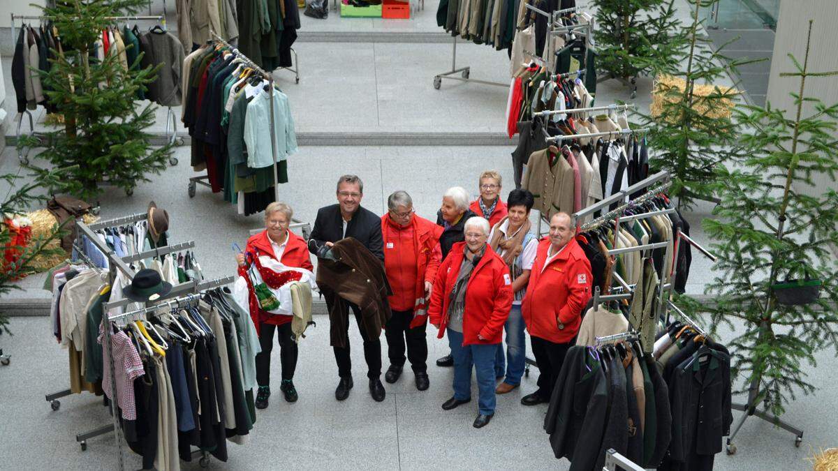 Ein Bild vom November 2019, als der erste Trachten-Flohmarkt im Rathaushof abgehalten wurde