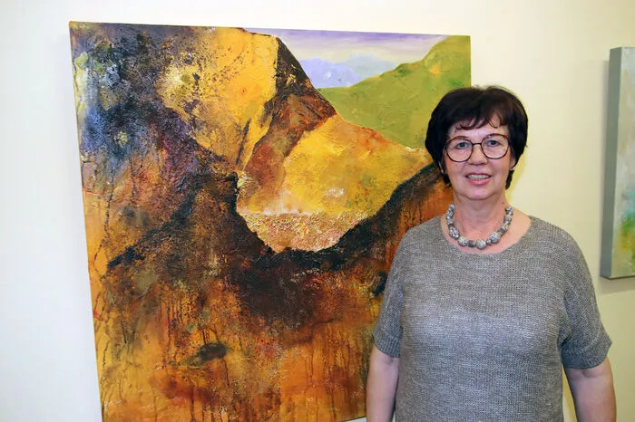 Magdalena Hofer stellt ihre Acrylwerke aus
