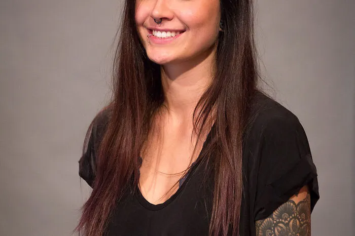 Nadine, die 26-jährige aus dem Bezirk Leoben, hat sich als Frisörin selbstständig gemacht. Motiviert hat sie zur Teilnahme beim Model-Format ihre Mitarbeiterin, die hat einfach nicht locker gelassen. Ihre Markenzeichen trägt sie wie Juror Daniel Bamdad auf der Haut. Denn Nadine hat einige Tattoos und Piercings vorzuzeigen.