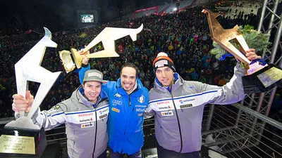 Kitz-Sieger Peter Fill (Mitte) mit Beat Freuz (l., 2.) und Carlo Janka (3.)