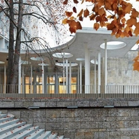 Nach den Plänen von Gangoly&Kristiner Architekten ZT wurde die denkmalgeschützte „AlteChemie“ aus der Nachkriegszeit im Äußeren belassen, im Inneren aber komplett und nachhaltig neu gestaltet.