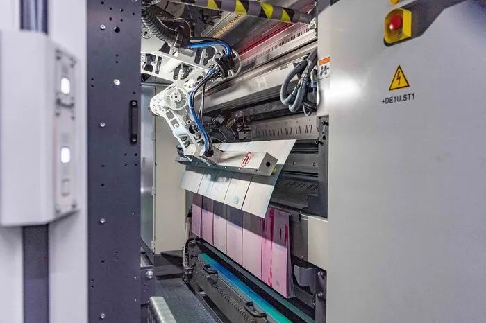Der voll automatisierte Plattenwechsler kann die Druckplatten binnen vier Minuten austauschen. Notwendig, weil die Kleine Zeitung je nach Region andere Seiten hat. Früher dauerte der (händische) Wechsel bis zu 20 Minuten.
