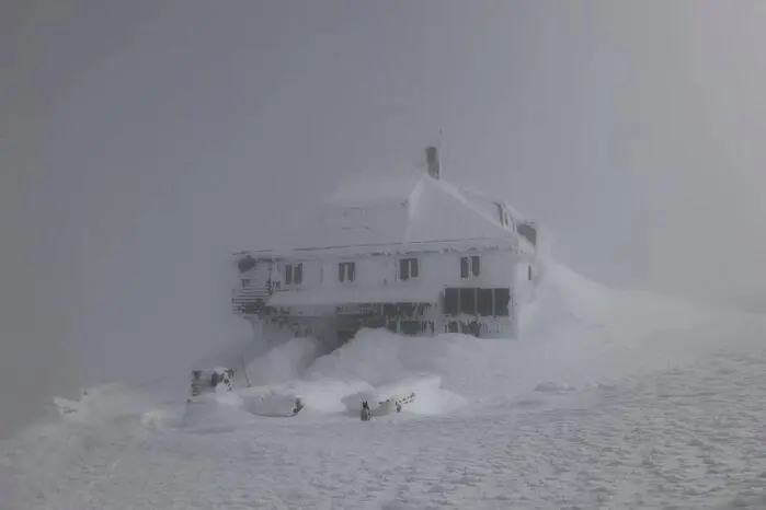 Aus diesem Grund weist die Berghütte nun schwere bauphysikalische Mängel auf