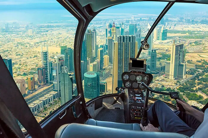 Für alle, die nicht unbedingt zu den Adrenalin-Junkies gehören, gibt es auch eine andere Möglichkeit auf den Blick von oben: ein Helikopter-Flug über das Stadtzentrum von Dubai. Es ist ein besonders einzigartiges Gefühl, wenn der Helikopter fast vertikal in die Lüfte abhebt. Durch die kleine Gruppe genießen Touristen die perfekte Aussicht von jedem Platz. Während des Fluges bewundert man die Wolkenkratzer und kann den Übergang von der Megacity zur Wüstenlandschaft beobachten.