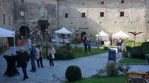Das Ambiente der Burg macht den Markt einmalig