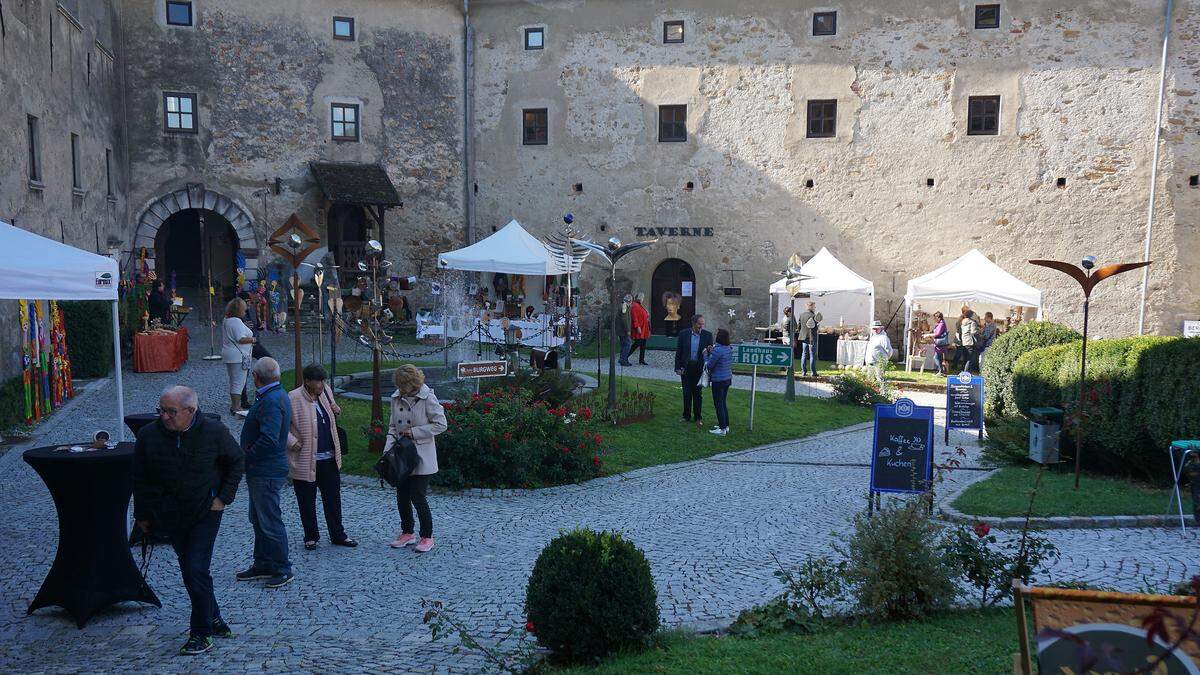 Das Ambiente der Burg macht den Markt einmalig