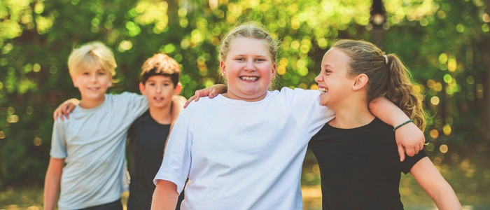 Es muss nicht unbedingt der Sportverein sein, der Kinder zu Bewegung anspornt. Aber: Sportangebote in Vereinen oder über die Schule können zusätzlich motivieren, weil Bewegung in der Gruppe oft besonders viel Freude macht.