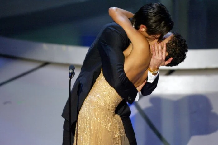 22 Jahre wartete sie auf ihre Revanche: Halle Berry und Adrien Brody sorgten 2003 für einen Skandal auf der Bühne. Die Schauspielerin hatte ihm damals die Auszeichnung überreicht. Bevor er ihr den Oscar abnahm, umarmte er Berry und küsste sie vollkommen überraschend für mehrere Sekunden auf den Mund. Der Kuss war ungeplant und zuvor nicht abgesprochen. Nun überraschte sie Brody selbst am Roten Teppich und drückte ihm während eines Interviews einen Kuss auf den Mund.  Kurz zuvor hatte sich die 58-Jährige noch bei seiner Freundin entschuldigt und gesagt: „Ich muss das jetzt tun.“