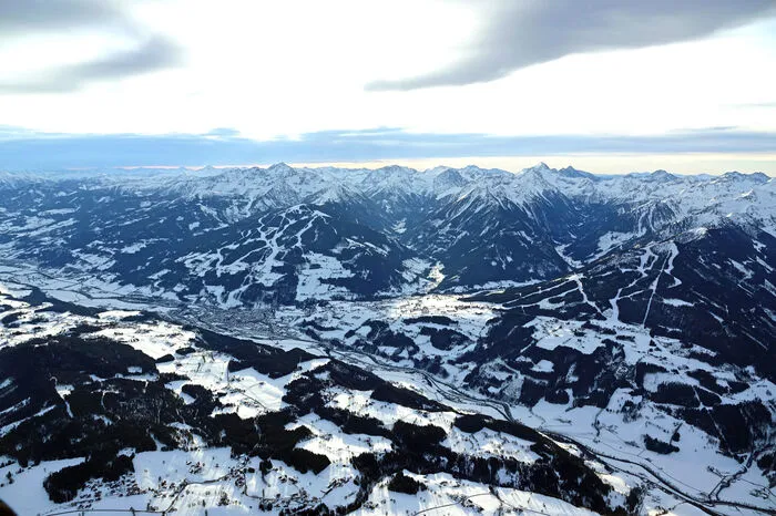 Schladming im Tal, Ortsteil Rohrmoos links sowie der Ramsauer Vorberg
