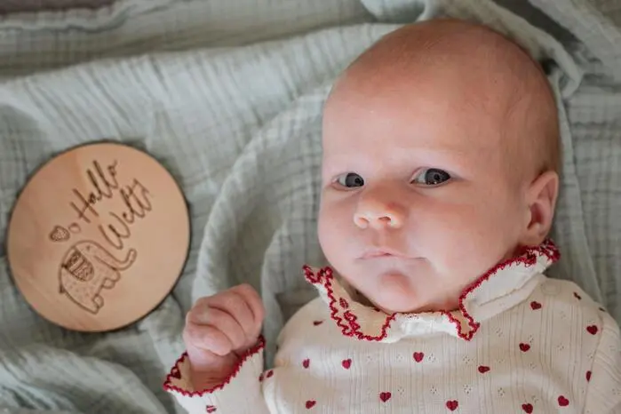 Mit großen, neugierigen Augen blickt Marie, die entzückende Tochter von Nicole Prem und Martin Pilz, in die Kamera und begrüßt die bunte Welt. Ihr Sonnenschein startete am 1. Juli mit 3260 Gramm und 51 Zentimetern ins Abenteuer Leben. Gemeinsam mit Felix (3) wird sie in St. Martin/Raab spielen und toben.