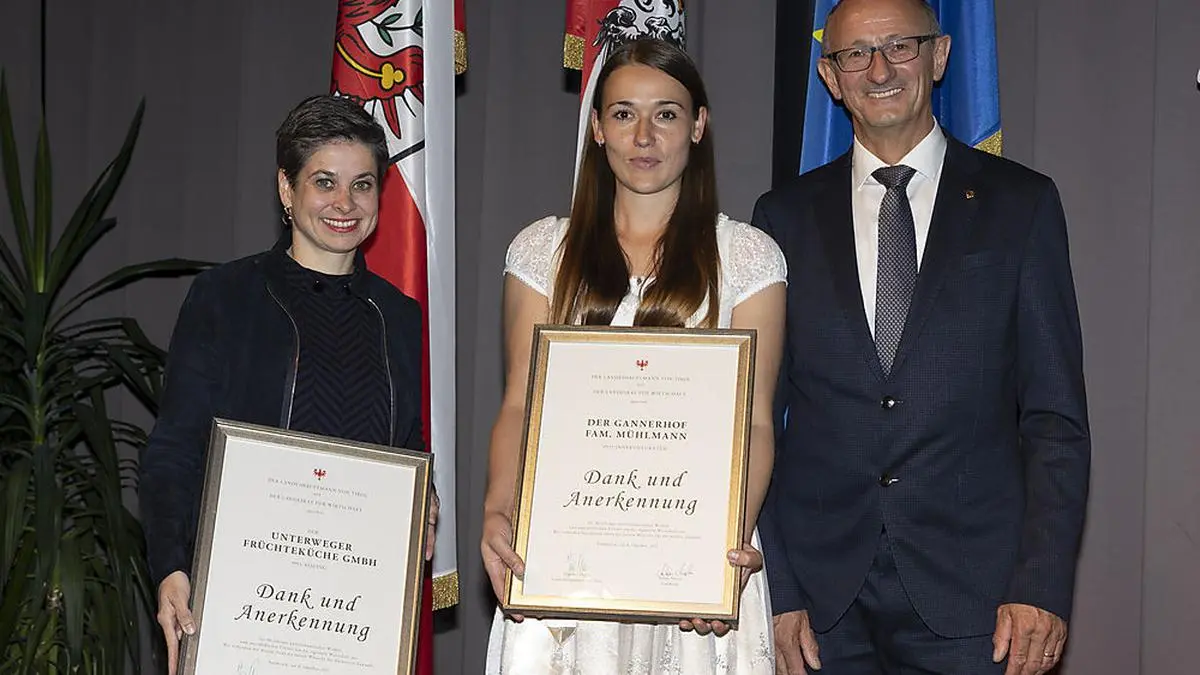 Michaela Hysek Unterweger (Unterweger Früchteküche) und Carola Mühlmann (Gannerhof) mit Landesrat Anton Mattle