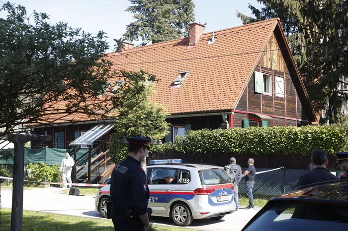 Dem Opfer wurden zahlreiche Stichverletzungen am gesamten Körper hinzugefügt, wobei dabei unter anderem lebenswichtige Organe verletzt wurden.