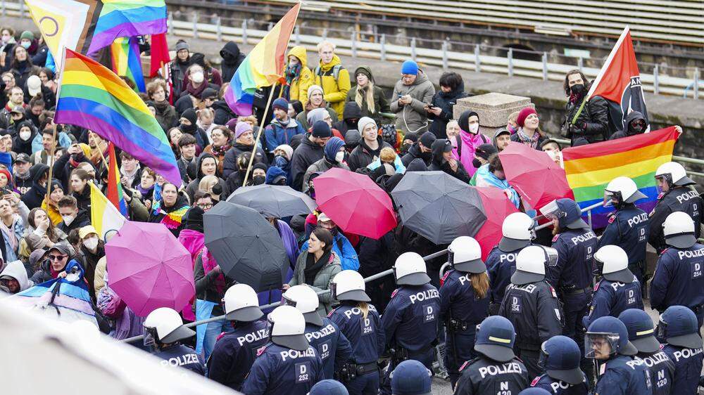 Demonstranten am Vormittag vor der Türkis Rosa Lila Villa in Wien