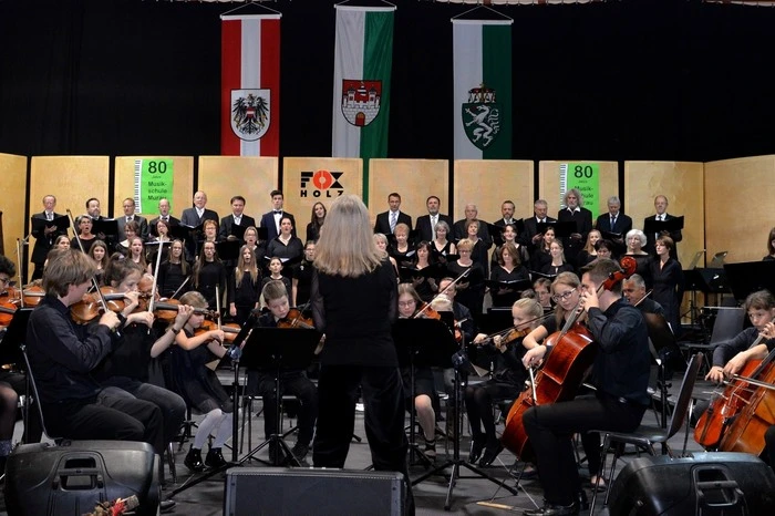 Erstmals in großer Formation zu hören war das Sinfonieorchester der Musikschule Murau (Leitung Roman Krainz), das sich gemeinsam mit dem Chor „A Capella Murau“ zu einem 90-köpfigen Orchester formte und aus Händels Messias das „Hallelujah“ aufführte (Leitung Andrea Ertlschweiger).