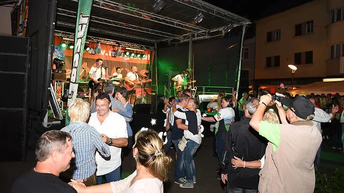Vor der Steirerbühne auf dem Minoritenplatz wurde eifrig das Tanzbein geschwungen, auch auf dem Koloman- Wallisch-Platz spielte die Musik eine große Rolle