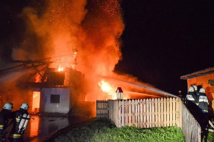 Es wird vermutet, dass ein Blitz Ursache für den Brand war. Bereits am vergangenen Montag war ein Wirtschaftsgebäude bei Spittal durch einen Blitzschlag völlig zerstört worden.