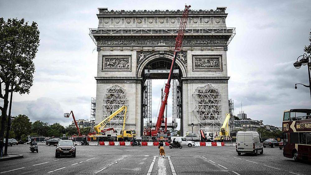Der Arc de Triomphe wird verhüllt