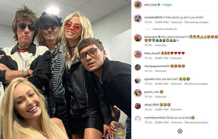 Johnny Depp, Yulia Vlasova und Freunde auf einem gemeinsamen Bild im Jahr 2022