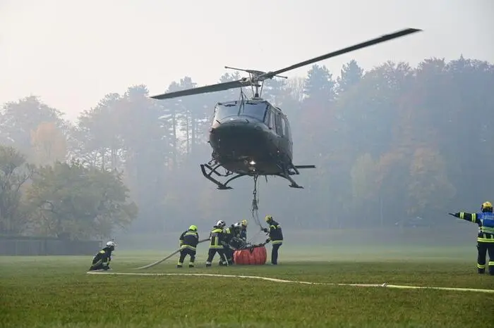 Der Wald soll feucht gehalten werden. 300 Feuerwehrleute seien wieder aufgeboten.