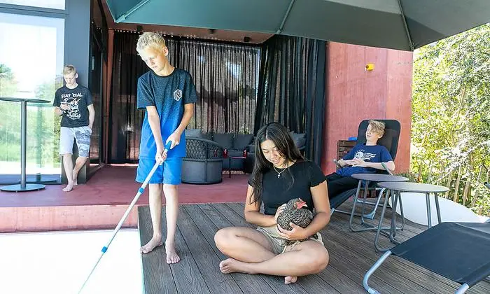 Ihre Freizeit verbringt  Familie Jaroschka draußen am Pool und zwischen den Hühnern.