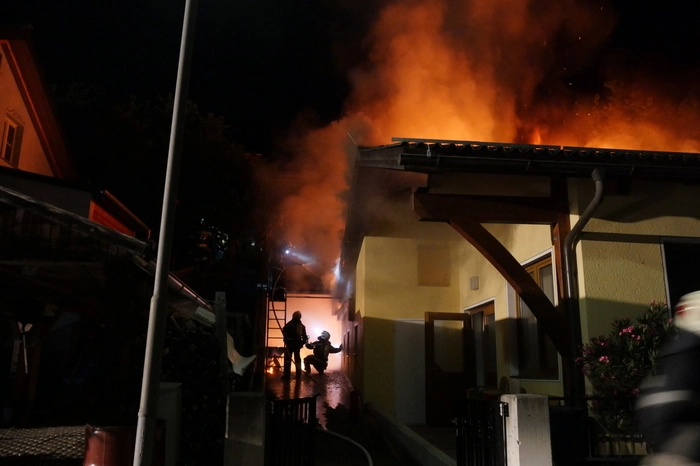 Die Feuerwehren rückten mit 76 Mann und 10 Fahrzeugen aus um die Löscharbeiten in Angriff zu nehmen. Von der FF Murau mußte die Drehleiter und die FF Neumarkt wurde mit dem Füllcontainer für die Atemschutzflaschen angefordert.