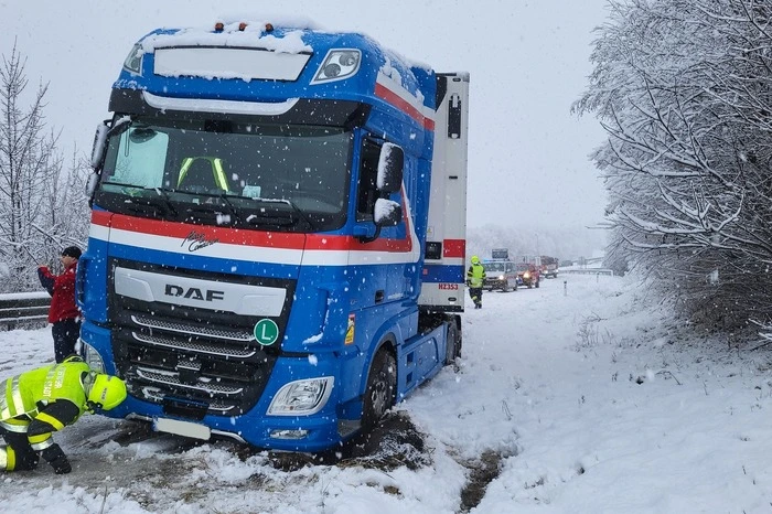 Die Feuerwehr Kindberg-Stadt muss einen hängengebliebenen Lkw wieder flott machen