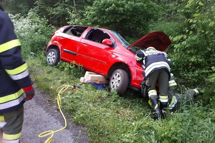 Zwölf Einsatzkräfte der Feuerwehr Weinburg rückten aus und bargen das Fahrzeug.