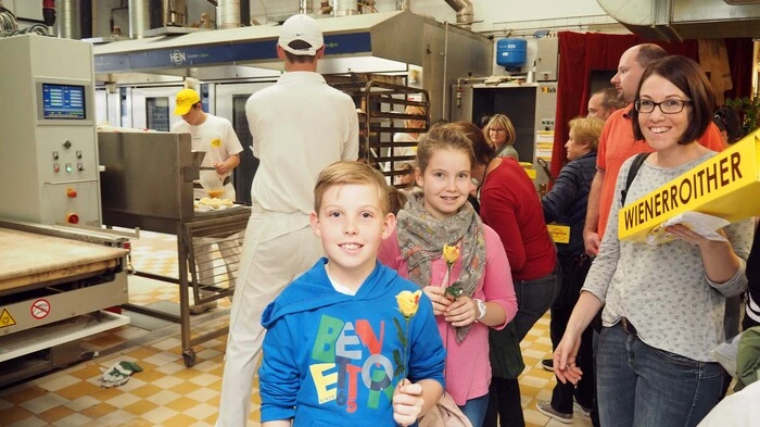 Gedränge gab es am Samstag ab 13 Uhr in der Pörtschacher Bäckerei Wienerroither. Die Bäckerei feierte ihr 80-jähriges Bestehen mit einem Tag der offenen Backstube. Die Gäste konnten beim Herstellen von Krapfen, Brot und Marzipan zuschauen und nach Herzenslust kosten. Selten durften die Besucher bei einer Firmenfeier so viele Erinnerungsstücke mitnehmen. In Kartons konnte man Köstlichkeiten heimtragen oder aber auch kleine Marmeladegläschen.