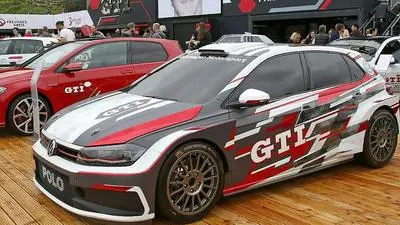 ABD0088_20180509 - REIFNITZ - ÖSTERREICH: ZU APA0585 VOM 8.5.2018 - Am heutigen Mittwoch beginnt das offizielle GTI-Treffen im Kärntner Zentralraum zwischen Wörthersee und Faaker See. Tausende Tuning-Fans aus ganz Europa werden erwartet. Im Bild: Besucher besichtigen Golf-GTI am Mittwoch, 9. Mai 2018, in Reifnitz. - FOTO: APA/GERT EGGENBERGER