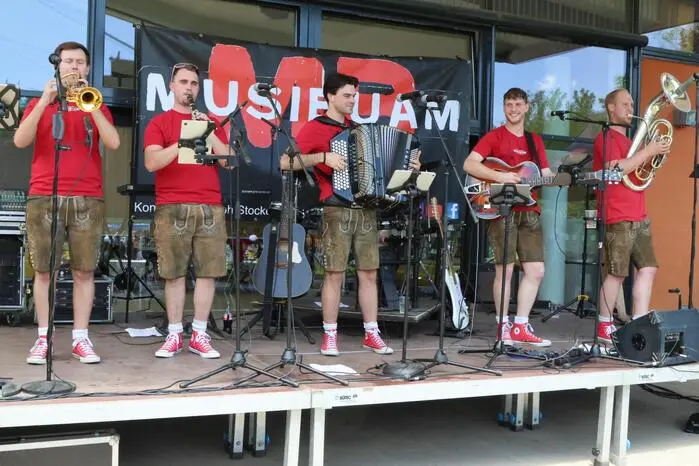 Mit Musik („Musibuam“, Foto), Auftänzen und guter Stimmung und zahlreichen Gästen wurde den ganzen Tag über ausgiebig gefeiert. Eines wurde dabei deutlich: Die Landjugend St. Georgen am Längsee blickt nicht nur stolz auf ihre Vergangenheit zurück, sondern auch voller Motivation in die Zukunft.