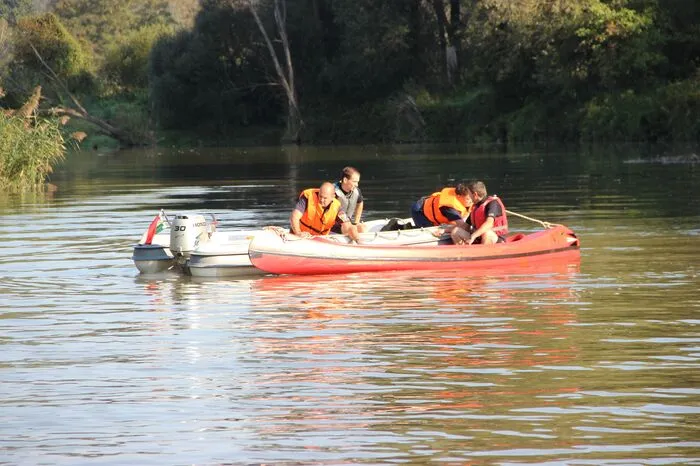 Übungsszenario: Bergung einer zweiköpfigen Kanubesatzung auf der Raab mittels Motorboot