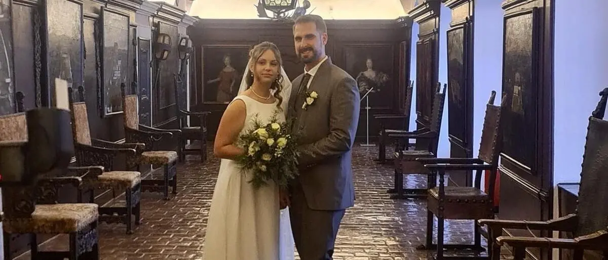 Eine Winterhochzeit in historischer Umgebung | Gemeinsamer Blick in die Zukunft: Katharina Konrad und Dominik Sammer