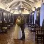 Eine Winterhochzeit in historischer Umgebung | Gemeinsamer Blick in die Zukunft: Katharina Konrad und Dominik Sammer